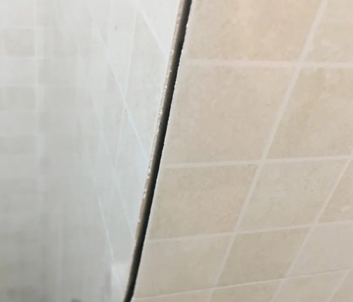 西畴瓷砖空鼓维修公司分享阳台瓷砖脱落的修复过程可以分为以下几个步骤