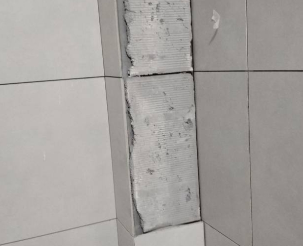 西畴瓷砖空鼓维修公司分享下瓷砖施工前基层浇水润湿程度不足，可能导致以下问题