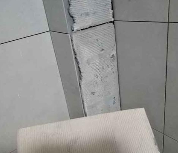 西畴瓷砖空鼓维修公司分享下厨房瓷砖脱落的补救措施。